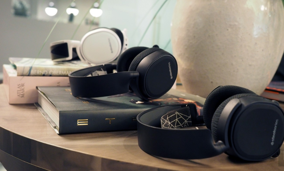 SteelSeries keeps it classy with its new gaming headsets
