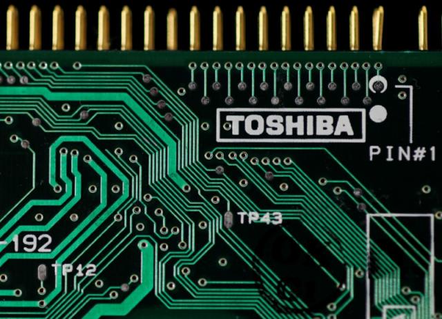 Toshiba Said to Be Under Pressure to Consider Plan B as Chip Sale Falters